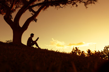 汽车显示abs和刹车灯一直亮是什么原因